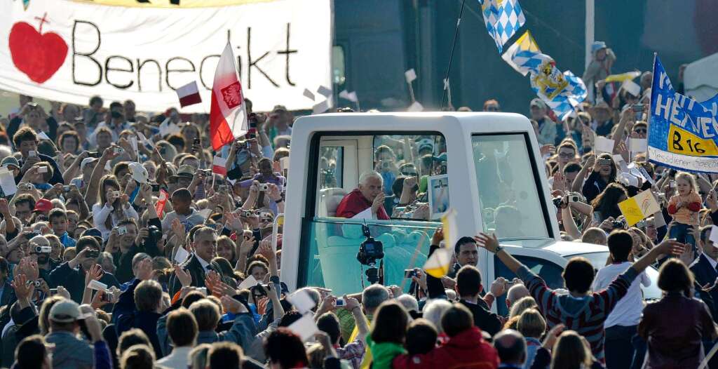 Papst Benedikt XVI. fhrt durch die Menge.