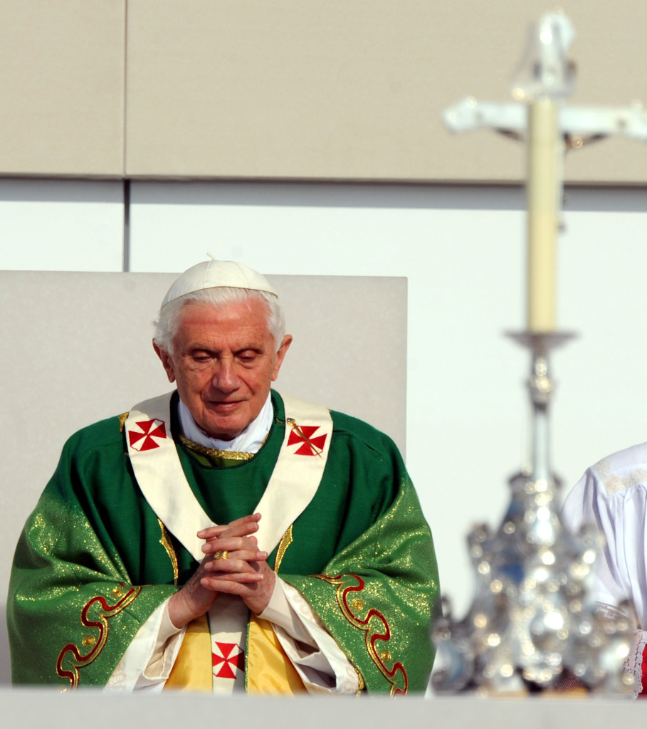 Zehntausende von Glubigen feierten mit dem Papst auf dem Freiburger Flugplatz die Heilige Messe.