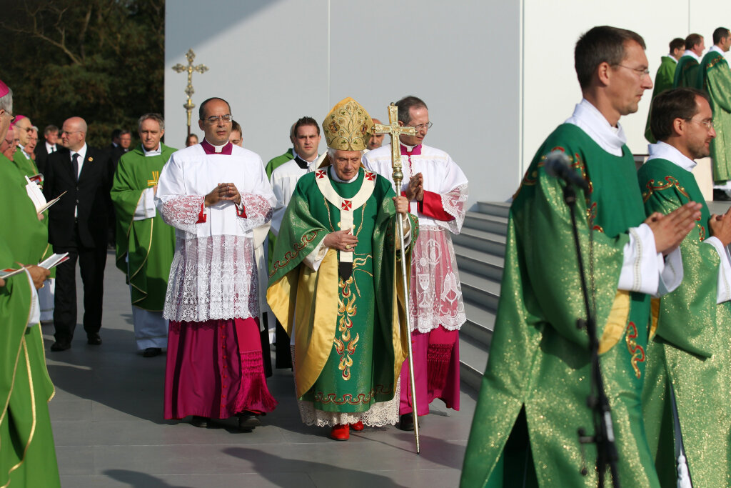 Der Papst verlsst den Alztar.