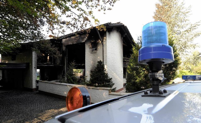 Spezialisten der Polizei haben den Brandort untersucht.  | Foto: dpa