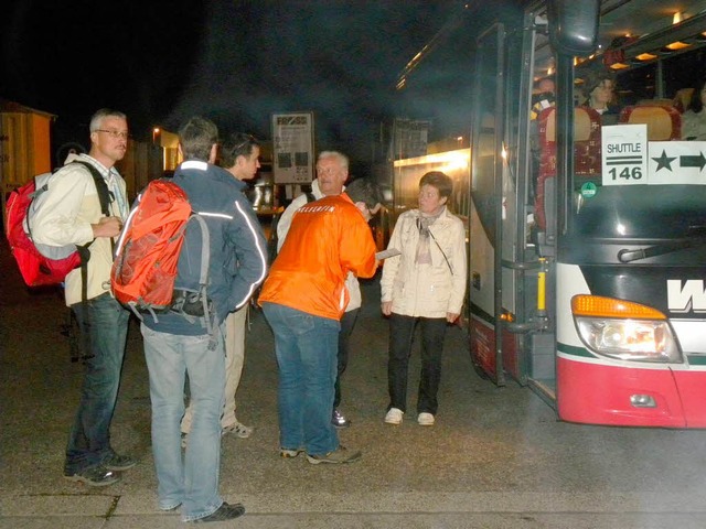 In  Teningen informierten Helfer ber ...terfahrt nach Freiburg mit den Bussen.  | Foto: Aribert Rssel