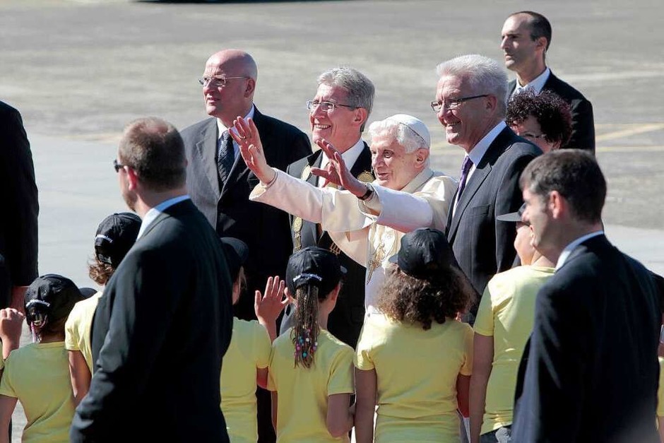 Papst Benedikt XVI. wird auf dem Flugplatz Lahr von Ministerpräsident Kretschmann und OB Müller willkommen geheißen. (Foto: Christoph Breithaupt) Papst Benedikt XVI. wird auf dem Flugplatz Lahr von Ministerpräsident Kretschmann und OB Müller willkommen geheißen. (Foto: Christoph Breithaupt)