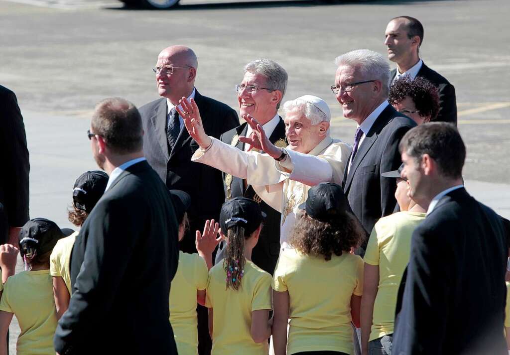 Papst Benedikt XVI. wird auf dem Flugplatz Lahr von Ministerprsident Kretschmann und OB Mller willkommen geheien.
