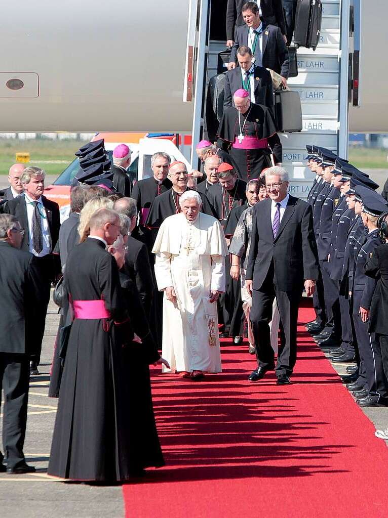 Der Papst ist in Lahr angekommen.