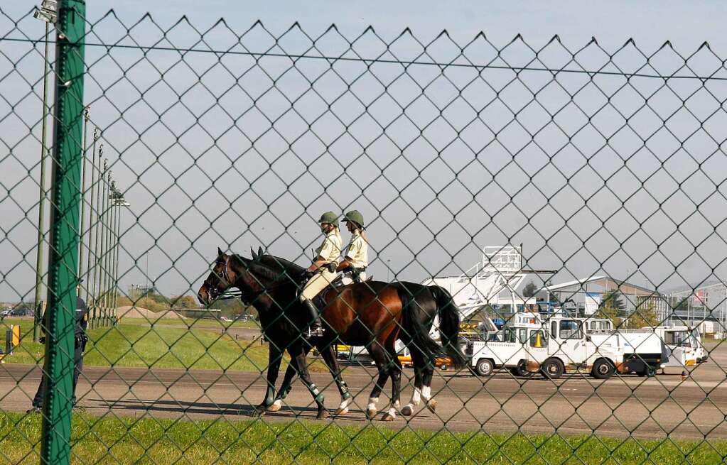 Fr zustzliche Sicherheit auf dem Flugplatz sorgen Beamte der Reiterstaffel.