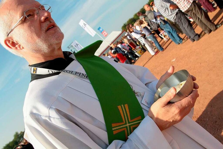 Zehntausende von Gläubigen feierten mit dem Papst auf dem Freiburger Flugplatz die Heilige Messe. (Foto: Janos Ruf) Zehntausende von Gläubigen feierten mit dem Papst auf dem Freiburger Flugplatz die Heilige Messe. (Foto: Janos Ruf)