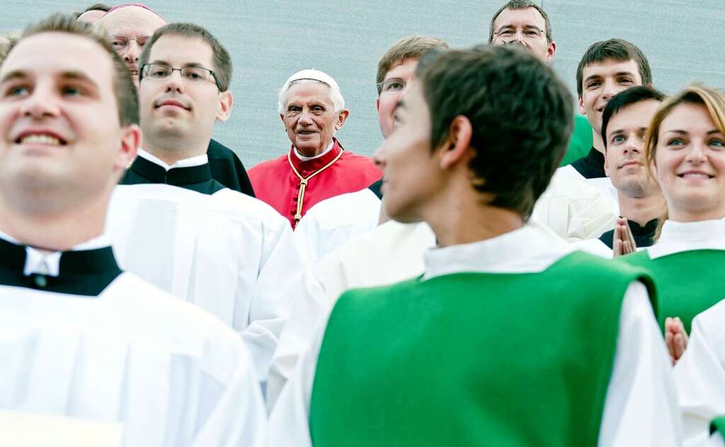 Der Papst: Gruppenfoto mit Messdienern.