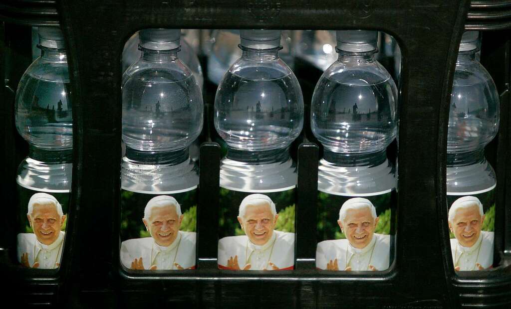 Wasserflaschen mit einem Portrt des Papsts.