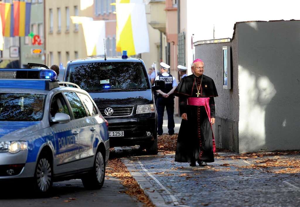 Nach der Messe kehren der Papst und andere Geistliche zum Priesterseminar zurck. Robert Zollitsch (vorne) ist bereits aus dem Auto ausgestiegen.