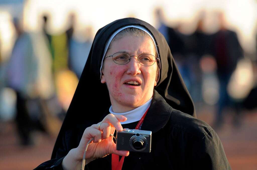 Eine Nonnen schiet Erinnerungsfotos.