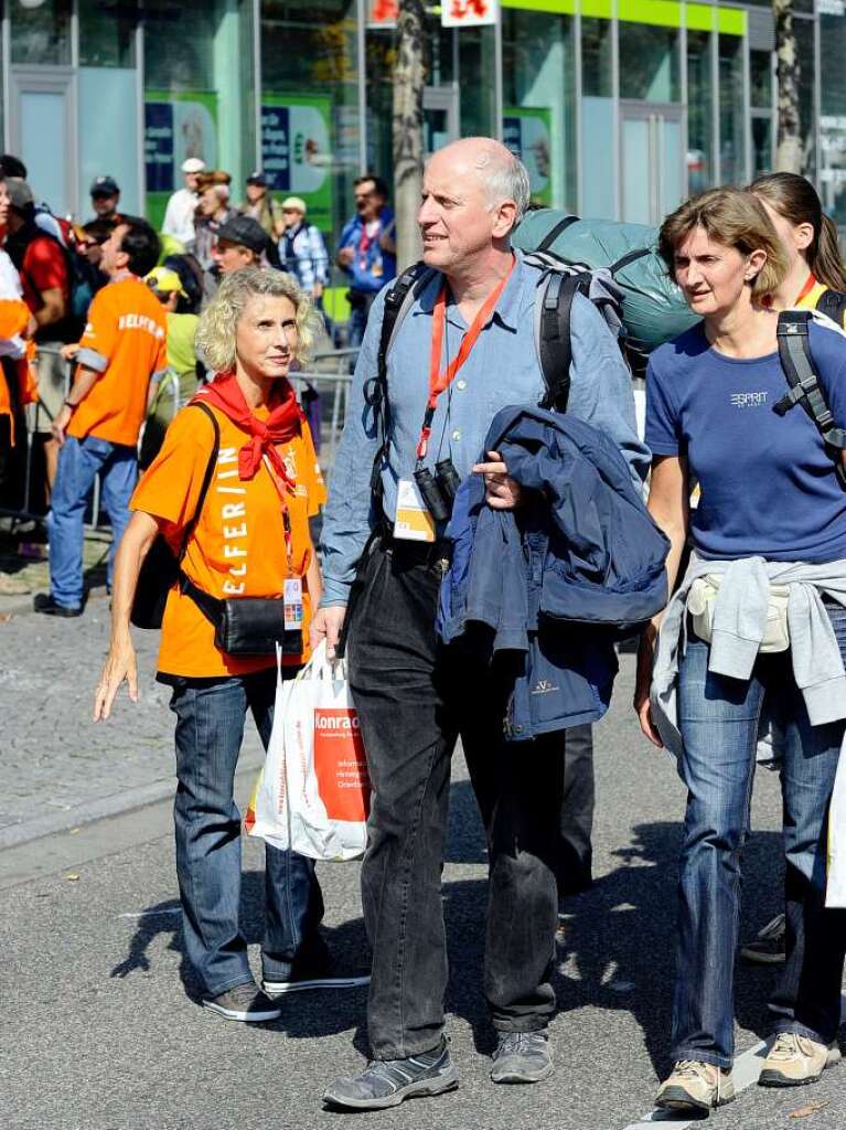 Nach dem Papstbesuch ist vor der Zugfahrt: Nach der Messe mit Benedikt XVI strmen die Menschen zum Hauptbahnhof Freiburg.