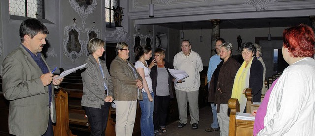 Ortstermin des Pfarrgemeinderats in der Pfarrkirche St. Petronilla.   | Foto: Roland Vitt