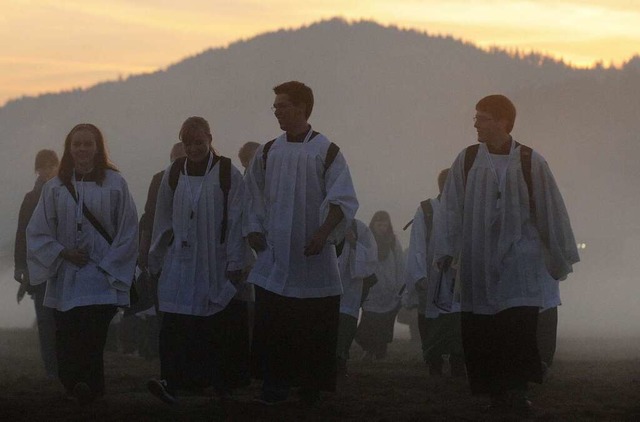 Junge Pilger auf dem Weg zur Eucharistiefeier  | Foto: dpa