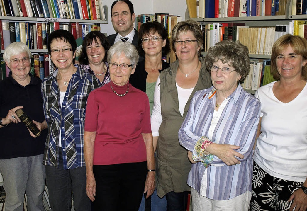 Das Buchschachtel-Team um Inge Gula (l...ed vom Landkreis das 10-Jahr-Jubiläum.  | Foto: Paul Schleer