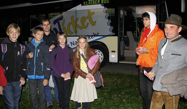 Eine bayrische Pilgergruppe besteigt den Shuttle-Bus bei Stegen.  | Foto: Andreas Peikert