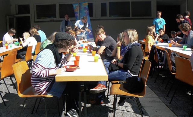 Strkung auf dem Hugstetter Schulhof, ...0&#8220; beim Mittagessen am Samstag.   | Foto: teresa ehrler