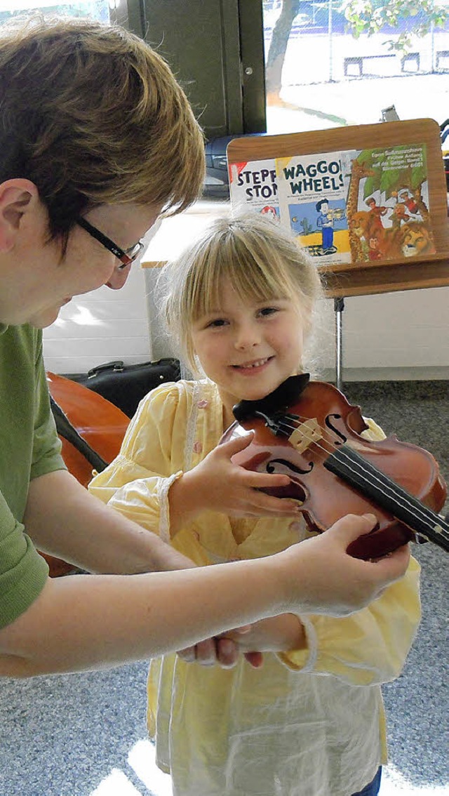 Und jetzt zaghaft die Fingerchen anset... die Geige konnte ausprobiert werden.   | Foto: Julian Rsner