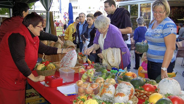 Der gut besuchte Stand der Dinkelberge...frauen bot Kstlichkeiten vom Hof an.   | Foto: Petra Wunderle