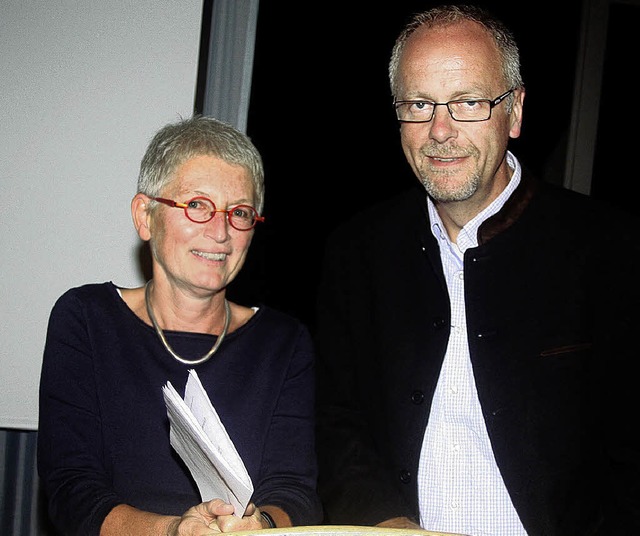 Ingrid Petersen-Mirr  und Uwe Cloeser,...d der Seniorengenossenschaft Steinen.   | Foto: Heiner Fabry