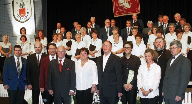 Der Jubilumschor mit den Gratulanten ... Siegel vom Liederkranz Schutterwald.   | Foto: dieter fink