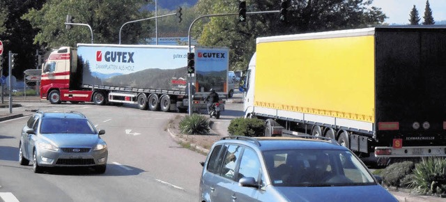 Lastwagen biegen in der Waldshuter Sch...Dauer-Verkehrschaos ist ausgeblieben.   | Foto: gerard