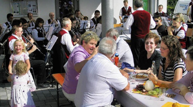 Der Musikverein Schliengen sorgte  bei...chengemeinde Schliengen fr Stimmung.   | Foto: Jutta Schtz
