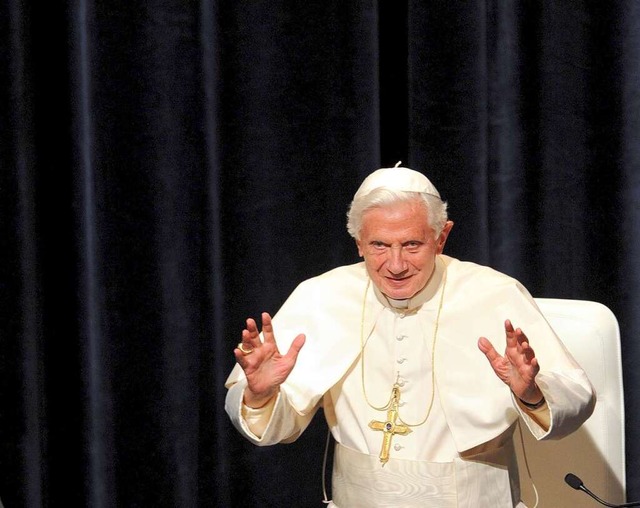 Papst Benedikt XVI. hlt eine Rede im Freiburger Konzerthaus.  | Foto: dpa