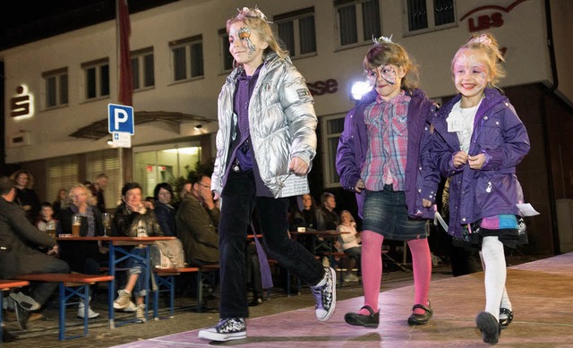 Junge Models stellten bei der Einkaufs...Kindermode fr Herbst und Winter vor.   | Foto: Stefan Merkle