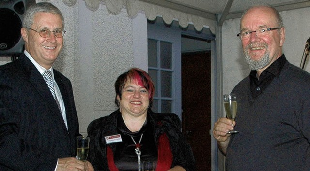 Auf den 20. &#8222;Geburtstag&#8220; d...tsleiter Tonio Palick (von links) an.  | Foto: Regine Ounas-Krusel