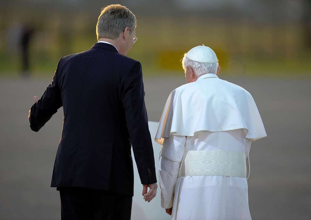 Bundesprsident Christian Wulff verabschiedet den Papst auf dem Lahrer Flugplatz.