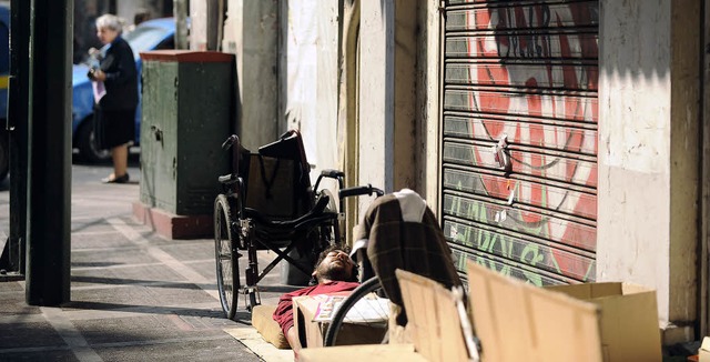 Schlafplatz fr einen Obdachlosen: In Athen schlieen immer mehr Geschfte.   | Foto: Klaus Thomas Heck