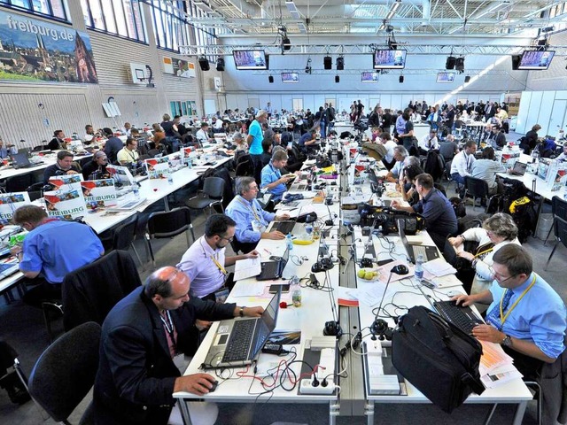 Journalisten bei der Arbeit &#8211; in der Gerhard-Graf-Sporthalle.  | Foto: Michael Bamberger