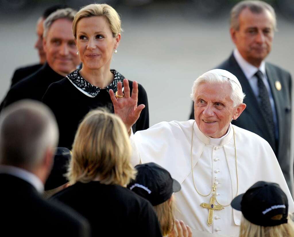 Der Papst verabschiedet sich auf dem Lahrer Flugplatz.