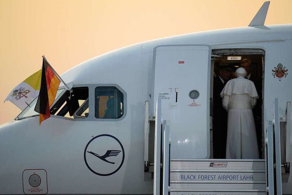 Der Papst verabschiedet sich auf dem Lahrer Flugplatz. (Foto: dapd) Der Papst verabschiedet sich auf dem Lahrer Flugplatz. (Foto: dapd)