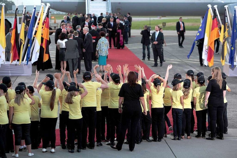 Der Papst verabschiedet sich auf dem Lahrer Flugplatz. (Foto: Christoph Breithaupt) Der Papst verabschiedet sich auf dem Lahrer Flugplatz. (Foto: Christoph Breithaupt)