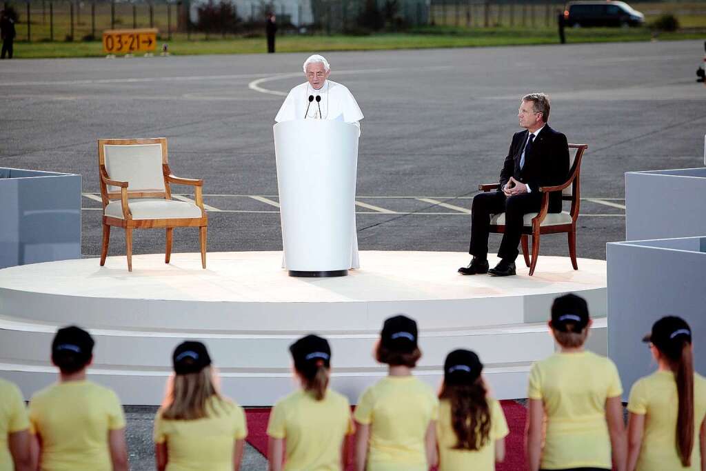Der Papst verabschiedet sich auf dem Lahrer Flugplatz.