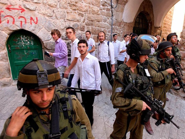 Israelische Soldaten beschtzen Siedle...h dem Antrag auf UN-Mitgliedschaft zu.  | Foto: dpa