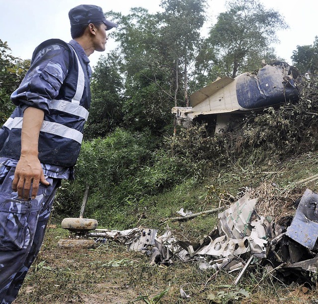 Von der Maschine, die  von einem Flug ...llte, sind nur noch Trmmer zu sehen.   | Foto: afp