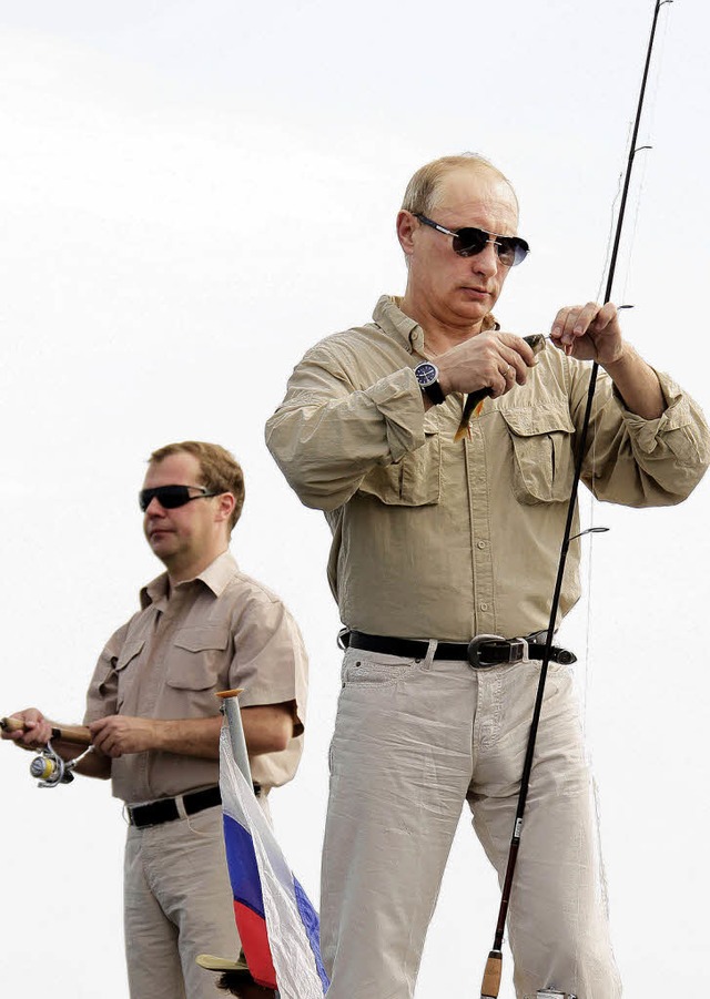 Dimitri Medwedew (links) und Wladimir Putin beim Angeln.   | Foto: DAPD