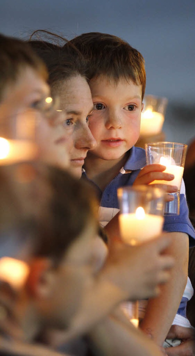 Der Papst zndete die erste Kerze  an,... spter war die Messe ein Lichtermeer.  | Foto: Wolfgang Grabherr