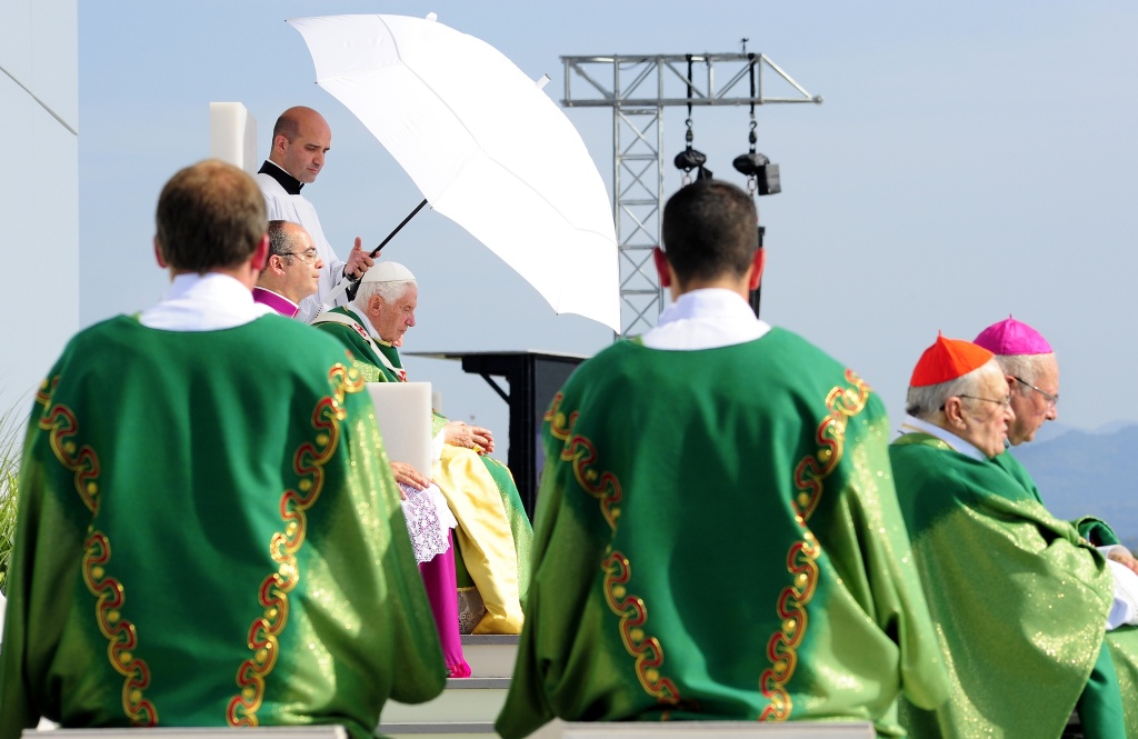 Zehntausende von Glubigen feierten mit dem Papst auf dem Freiburger Flugplatz die Heilige Messe.