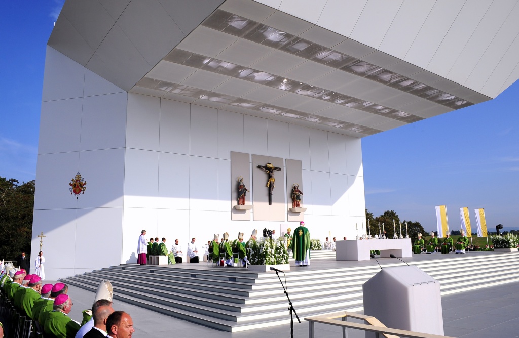 Zehntausende von Glubigen feierten mit dem Papst auf dem Freiburger Flugplatz die Heilige Messe.