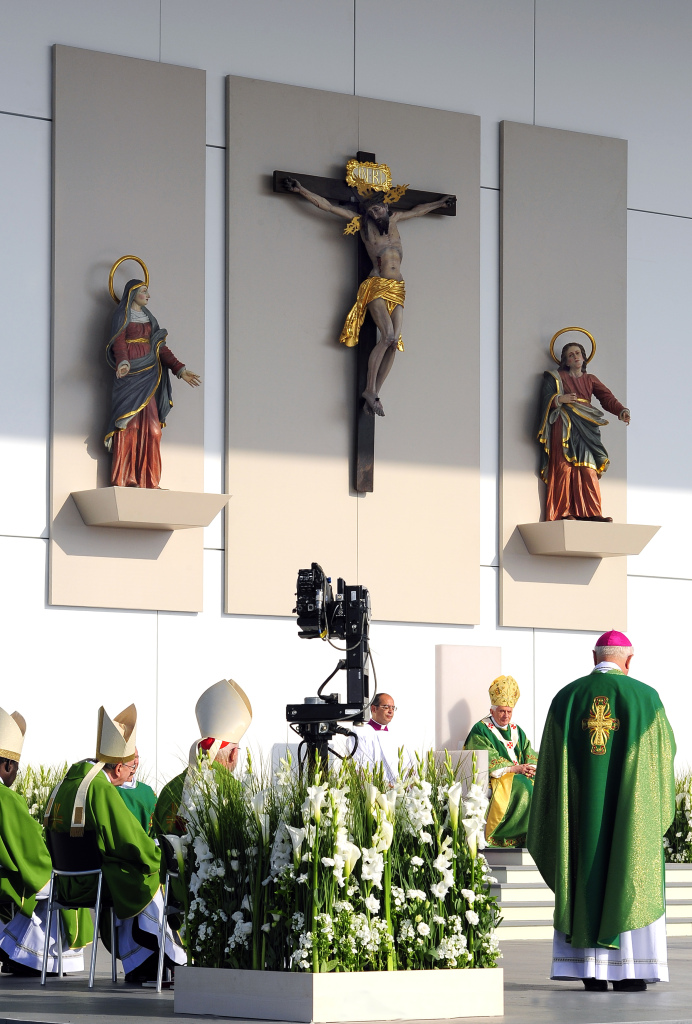 Zehntausende von Glubigen feierten mit dem Papst auf dem Freiburger Flugplatz die Heilige Messe.