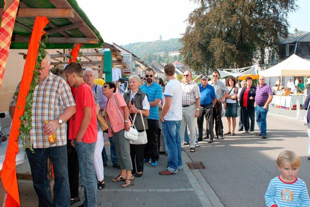 Beinahe den ganzen Tag ber bildeten s... vor dem Wurststand der Metzgerei Gut.  | Foto: Martha Weishaar