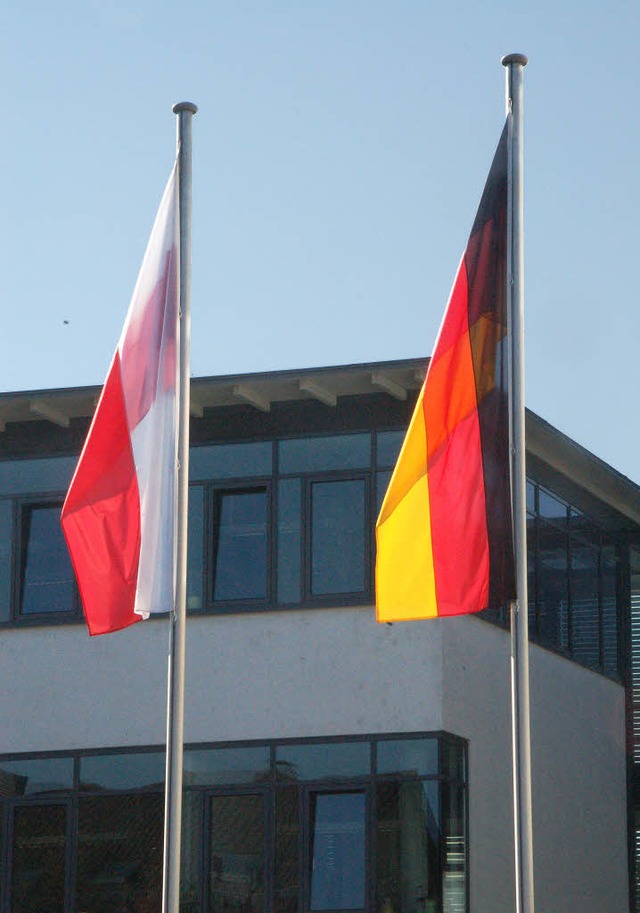 Flattern eintrchtig vor dem Denzlinge... die polnische und die deutsche Flagge  | Foto: Frank Kiefer