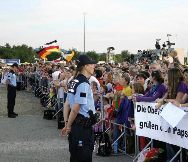 An den Sicherheitsabsperrungen vorbei   | Foto: Daniel Hrl