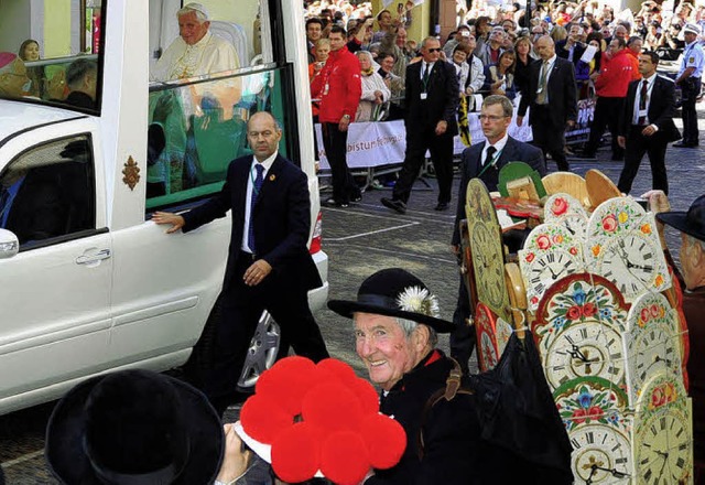 Uhrentrger Albrecht Seng aus dem Elzt...er   dem Papst ganz nahe in Freiburg.   | Foto: Horst Dauenhauer