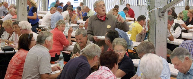 Joe Krebs, Finanzchef der Festgemeinsc...Abrumer&#8220; durch die Bankreihen.   | Foto: Frey