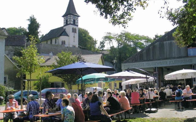 Das Zwiebelwaiefest der Feuerwehr Kleinkems lockte viele.   | Foto: Schtz