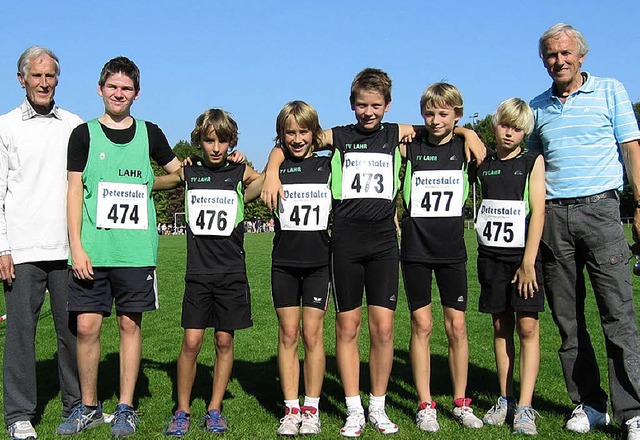 Die Trainer Ludwig Loerwald (links) un...mit den jungen Lahrer Leichtathleten.   | Foto:  Verein